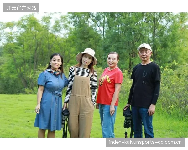 刘艳、殷若、宁张维维合影：一场超越时空的美好记忆